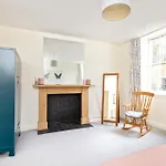 Charming Edinburgh 2-Bedroom 2-Bathroom Apartment