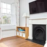 Charming Edinburgh 2-Bedroom 2-Bathroom Apartment