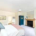 Charming Edinburgh 2-Bedroom 2-Bathroom Apartment
