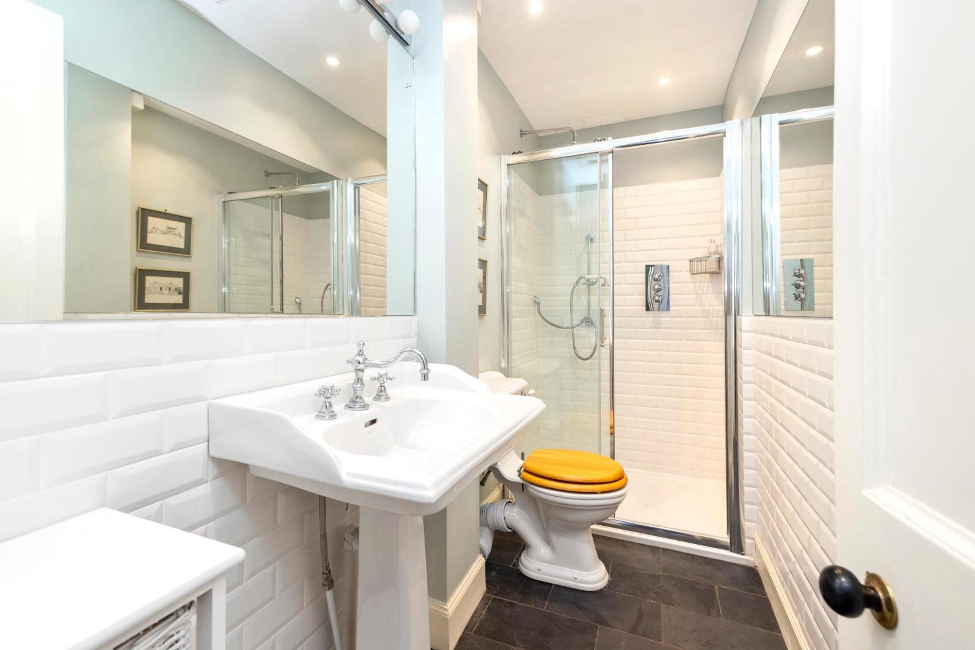 Charming 2-bedroom 2-bathroom Apartment *