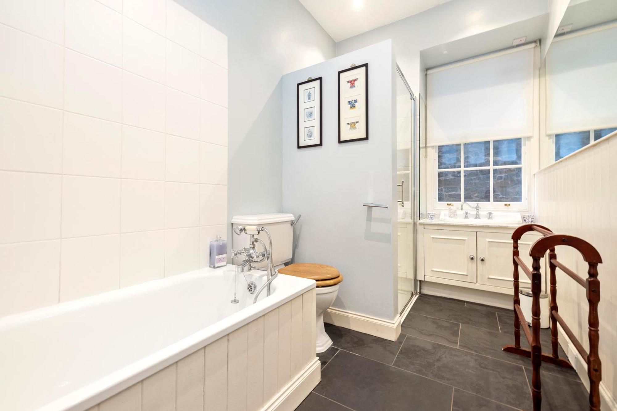Apartment Charming 2-bedroom 2-bathroom Edinburgh