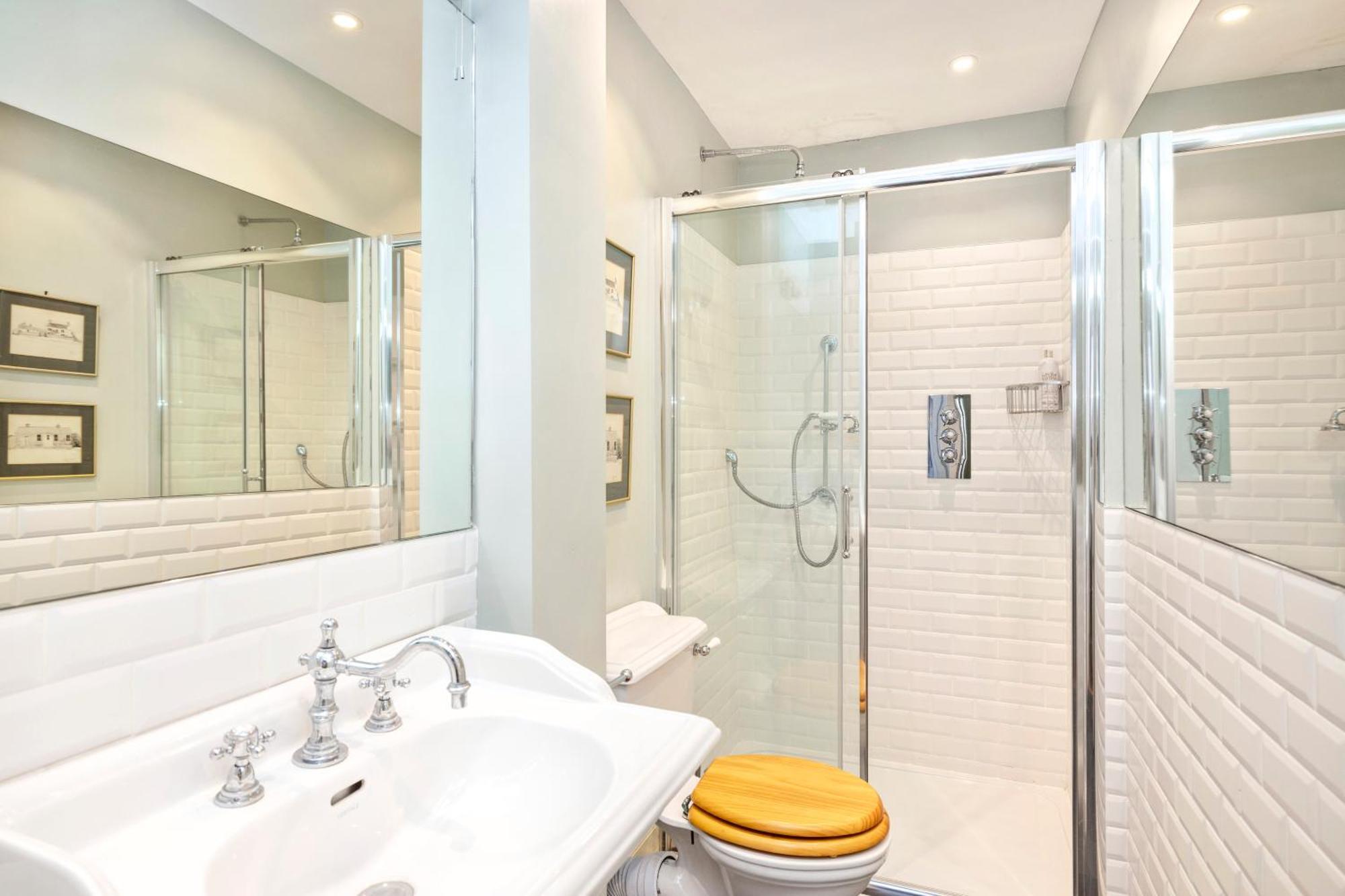 Charming 2-bedroom 2-bathroom *
